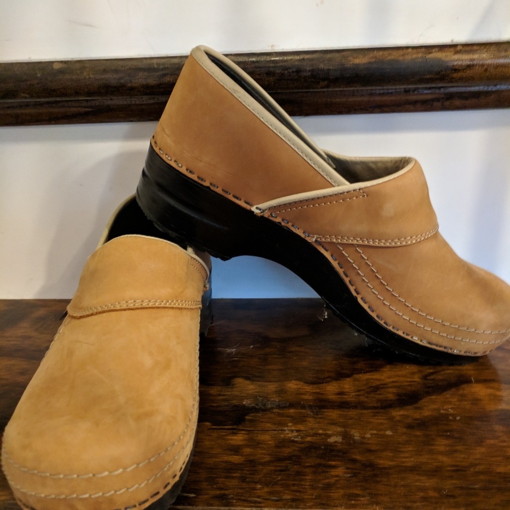 Tan Sanitas size 42